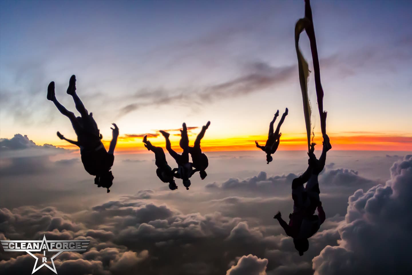 groupe de parachutistes en free fly au coucher du soleil dans le ciel bourguignon